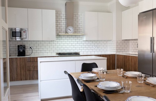 Toolo Apartment | Stylish 3BR Center Home - Perfect for Families & Guests