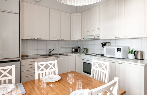 Kaartinkaupunki Apartment | Bright 2BR Apartment with Kitchen & Breakfast Included