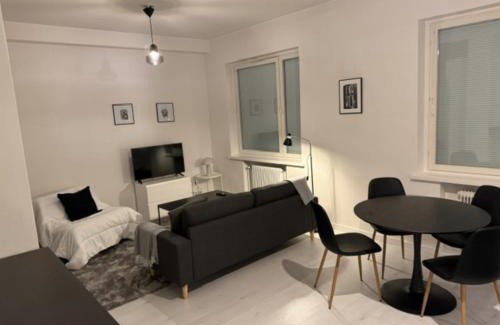 Lantinen District Apartment | 2ndhomes Bright & Spacious Studio next to tram lines in Meilahti