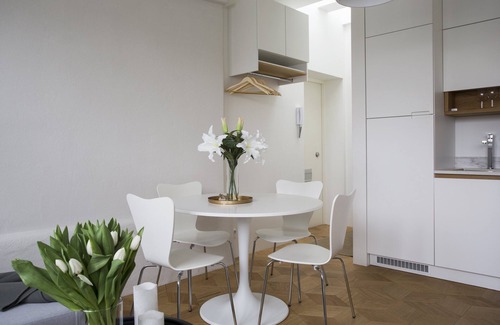 Ullanlinna Apartment | Bright Ullanlinna Penthouse with Kitchen & Breakfast Included