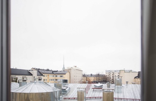 Ullanlinna Apartment | Bright Ullanlinna Penthouse with Kitchen & Breakfast Included