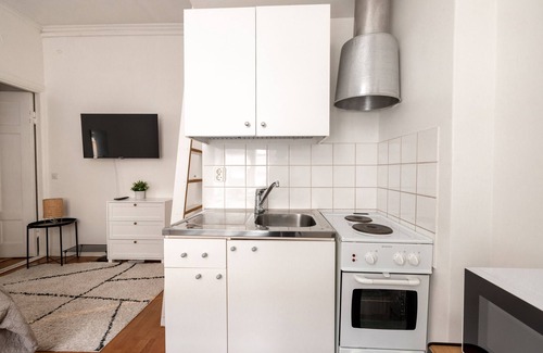Hietalahti Apartment | Cozy Studio Retreat in Kamppi with Kitchen & Breakfast