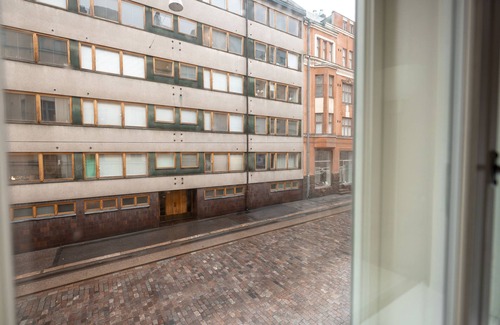 Hietalahti Apartment | Cozy Studio Retreat in Kamppi with Kitchen & Breakfast