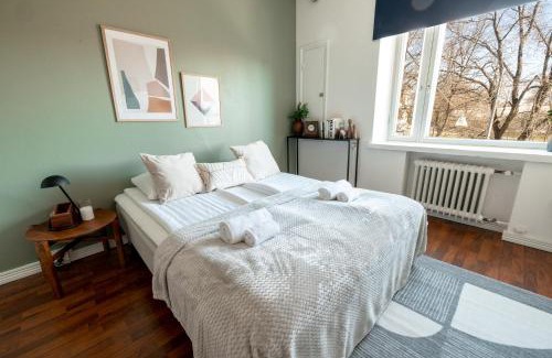 Ullanlinna Apartment | Cozy Helsinki Center Studio with Park View for Families