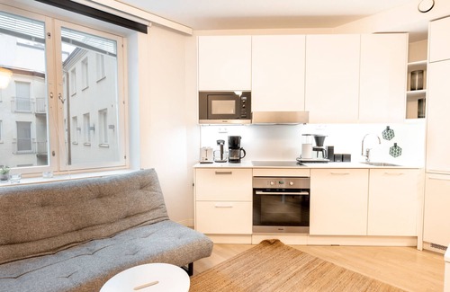 Hietalahti Apartment | Cozy Studio Retreat in Bulevardi with Family-Friendly Amenities