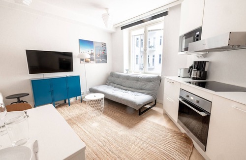 Hietalahti Apartment | Cozy Studio Retreat in Bulevardi with Family-Friendly Amenities