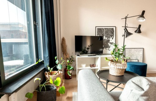 Kluuvi Apartment | Modern Studio with Balcony - Family-Friendly Comfort