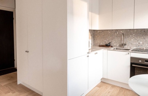 Kluuvi Apartment | Modern Studio with Balcony - Family-Friendly Comfort
