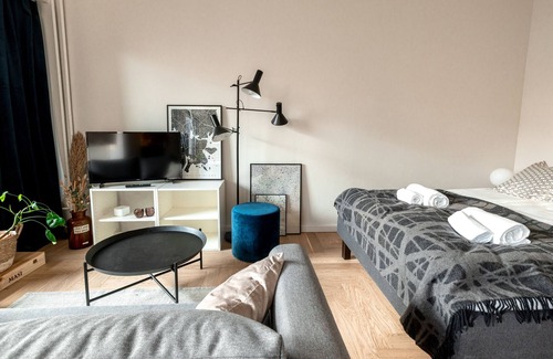Kluuvi Apartment | Modern Studio with Balcony - Family-Friendly Comfort