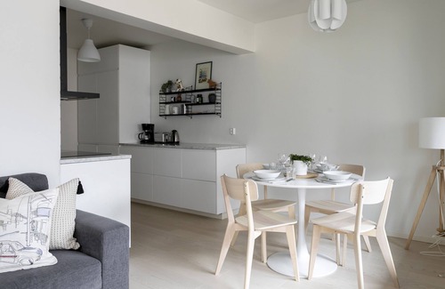 Kluuvi Apartment | Modern 1BR Apartment with Balcony and Family Amenities