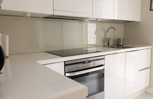Ullanlinna Apartment | Modern 1BR Home in Ullanlinna with Breakfast & Kitchen