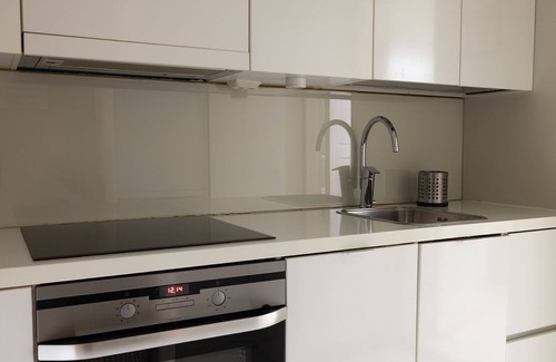 Ullanlinna Apartment | Modern 1BR Home in Ullanlinna with Breakfast & Kitchen