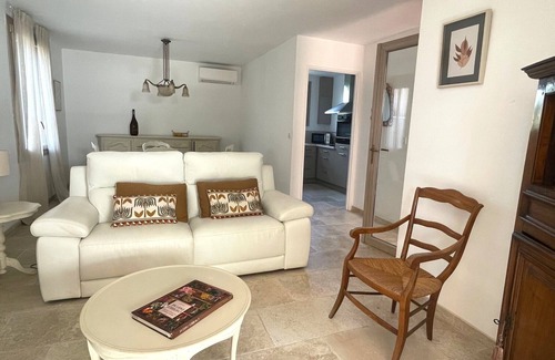 Frejus Plage Apartment | 2P apartment in villa with terrace and garden, 280m from the beach