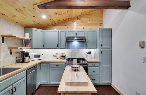 Pocono Lake Cabin | Pet-Friendly Lakeview Cabin with Heated Pools & Golf Cart