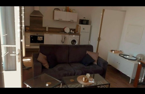 Carnot Apartment | Ideal Oceanfront Retreat: Pool, Parking & Steps to Cannes