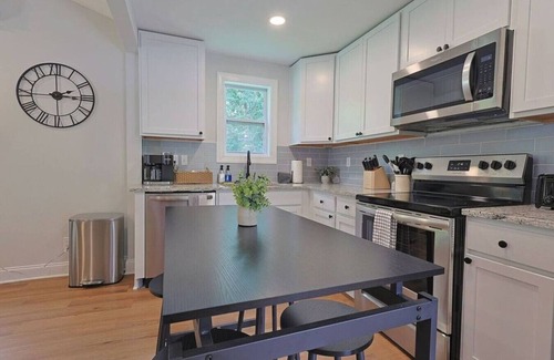 Knoxville House | Idyllic Franklin Cottage Near Downtown & UT with Breakfast