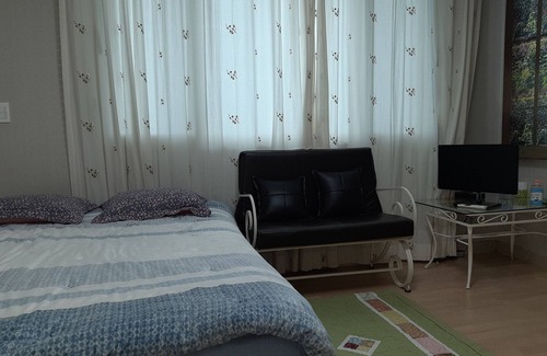 Yongju-ri House | Discover a Cozy Guest Room with Kitchen and Breakfast!