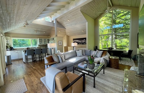 Red Mountain House | Elegant Red Mountain Retreat with Jacuzzi & Stunning Views