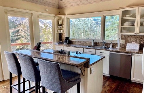 Red Mountain House | Elegant Red Mountain Retreat with Jacuzzi & Stunning Views
