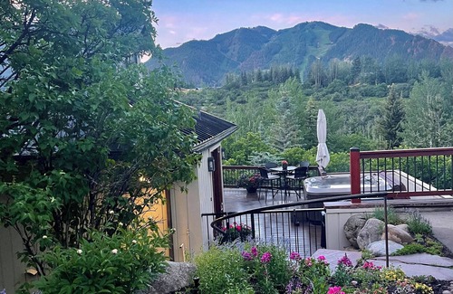 Red Mountain House | Elegant Red Mountain Retreat with Jacuzzi & Stunning Views