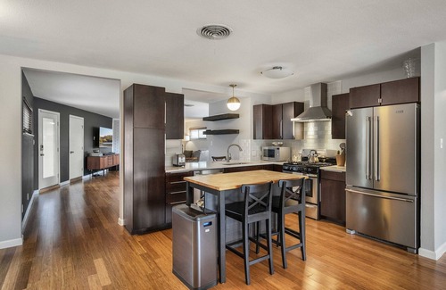 Windsor Park House | Pet-Friendly Retreat: 10/10 Rated, Just Minutes from Downtown