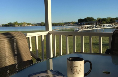 Graford House | Cozy Ocean View House with Breakfast and Kitchen Amenities