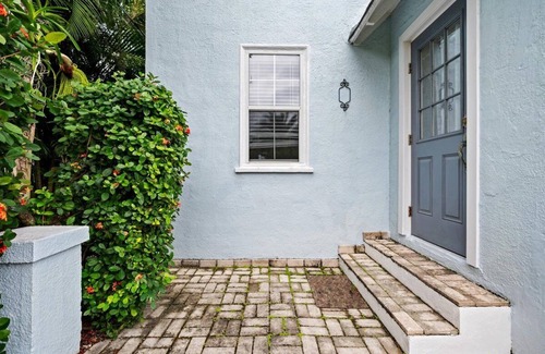Palm Beach House | Beachfront 3/2 Ocean Breeze Escape on Palm Beach Island