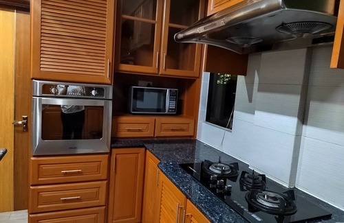 Lutong House | Cozy 3.5 Storey Retreat with Hot Tub for Up to 12 Guests
