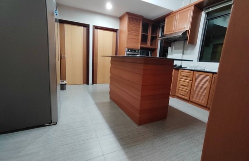 Lutong House | Cozy 3.5 Storey Retreat with Hot Tub for Up to 12 Guests