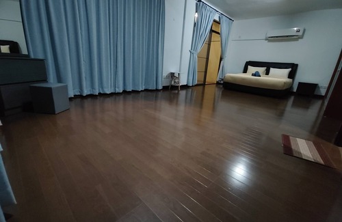 Lutong House | Cozy 3.5 Storey Retreat with Hot Tub for Up to 12 Guests