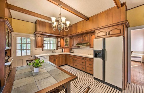 Sinking Spring House | Cozy Reading Retreat with Expansive Yard & Spa Amenities