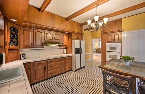 Sinking Spring House | Cozy Reading Retreat with Expansive Yard & Spa Amenities