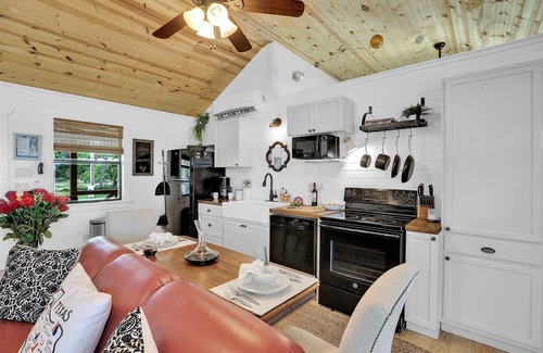 Fredericksburg House | Discover Scenic Retreats with Pool & Spa in Fred Wine Country