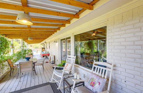 Valley Mills House | 3-Acre Yard and Cowboy Pool Modern Texas Farmhouse
