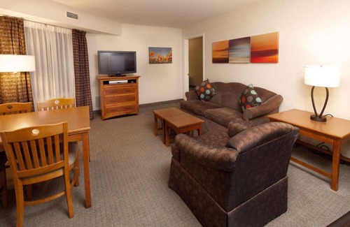 Las Colinas Resort | Pet-Friendly Getaway Near Toyota Music Factory with Breakfast