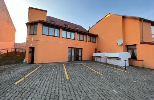 Lahovice Apartment | Family-Friendly Helen Villa with Free Parking in Prague