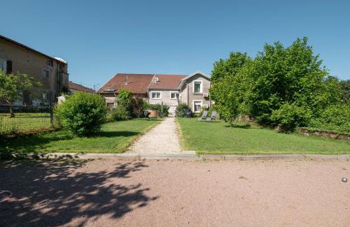 Forges-les-Bains Apartment | Cozy Garden View Retreat - Meublé Célian with Oceanfront Access