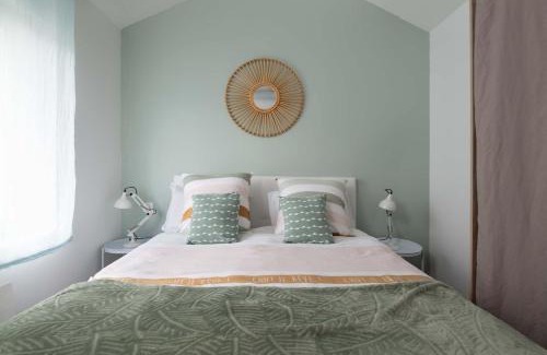 Forges-les-Bains Apartment | Cozy Garden View Retreat - Meublé Célian with Oceanfront Access