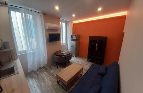 Bourg-Saint-Andeol Apartment | Cozy 3 Apt T2 "Les IRIS" with Spa and Family Amenities