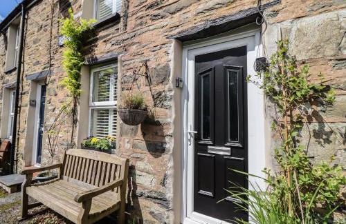 Tanygrisiau House | Family-Friendly Stay at 3 Barlwyd Terrace with Pets Welcome