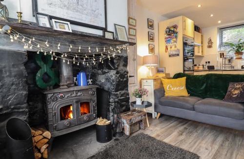 Tanygrisiau House | Family-Friendly Stay at 3 Barlwyd Terrace with Pets Welcome