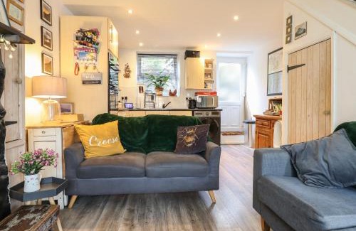 Tanygrisiau House | Family-Friendly Stay at 3 Barlwyd Terrace with Pets Welcome