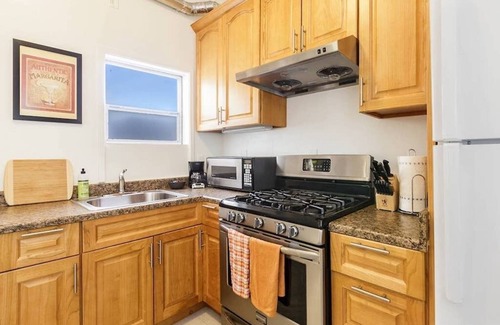 Cow Hollow Apartment | Modern 3 BD/2BA Flat Steps from Trendy Union Street