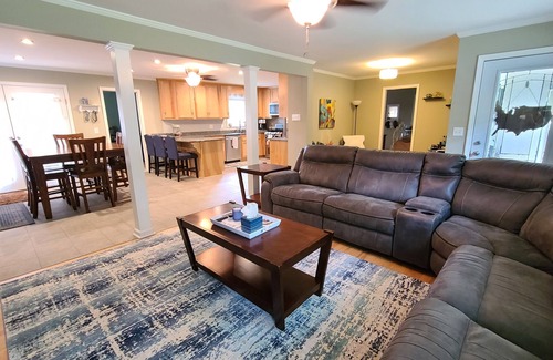 North Augusta House | Ideal Family Retreat: 3 Bedrooms with Ocean View & Kitchen