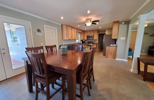 North Augusta House | Ideal Family Retreat: 3 Bedrooms with Ocean View & Kitchen
