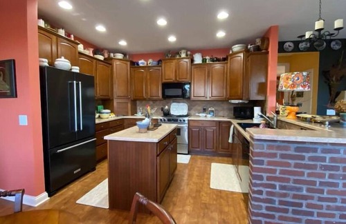 Goldsmith House | Cozy 3-Bed Suite with Private Pool, Rated 10/10 by Guests
