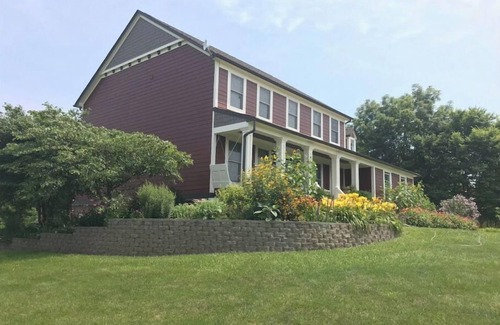 Goldsmith House | Cozy 3-Bed Suite with Private Pool, Rated 10/10 by Guests
