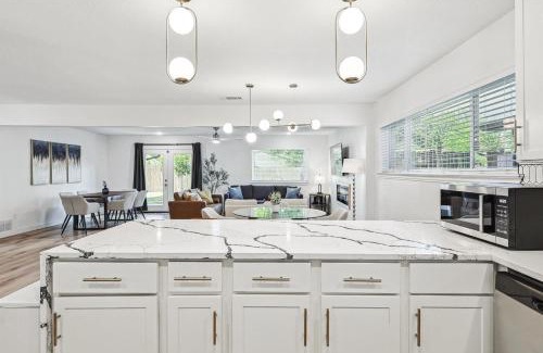 Irving House | 3-BD - Fully Remodeled Convenient & Spacious