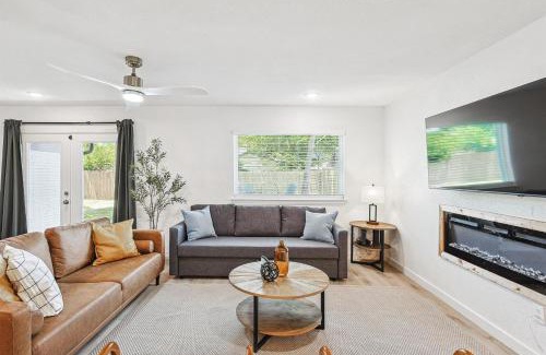 Irving House | 3-BD - Fully Remodeled Convenient & Spacious