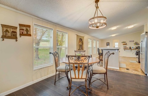 Peyton House | Hawkeye Hotel: Adventure Awaits with Game Room & Hot Tub